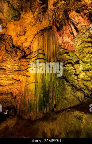 Formations rocheuses souterraines naturelles illuminées à l'intérieur de St. Grotte de Michaels à Gibraltar, Royaume-Uni Banque D'Images