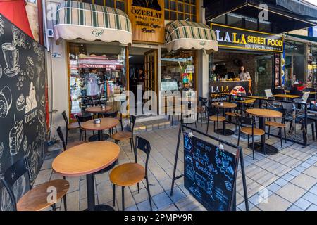 Café-restaurant traditionnel dans la vieille ville de Nicosie avec sa propre dégustation de café. Nicosie, Chypre Banque D'Images