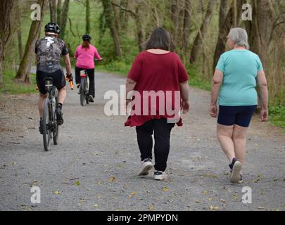 Les marcheurs et les cyclistes peuvent profiter d'une chaude journée de printemps sur le sentier du Creeper de Virginie à Abingdon, en Virginie. Banque D'Images