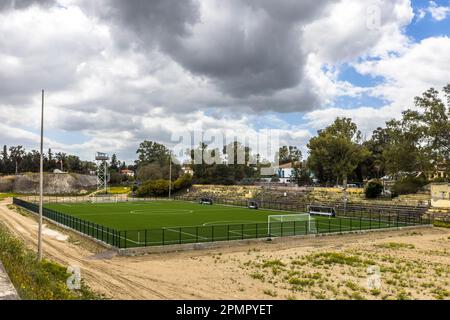 Large bande verte de la zone tampon, Nicosie du Nord sur la gauche. La ligne verte, qui est sous mandat de l'ONU depuis 1964, est si large à ce stade qu'il y a même de la place pour un terrain de football. Lefkoşa Türk Belediyesi, Chypre Banque D'Images