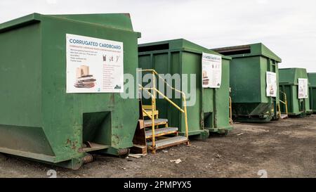 Fort Collins, CO, États-Unis - 13 avril 2023: Centre de recyclage - une rangée de conteneurs en acier vert avec des panneaux d'instructions à la décharge du comté de Larimer. Banque D'Images