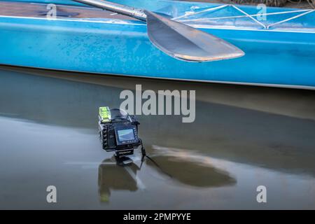 Fort Collins, CO, Etats-Unis - 12 avril 2023: Caméra embarquée étanche, Sony RX0 II, dans une cage avec un niveau à bulle monté sur un mini trépied pour le tournage de sta Banque D'Images