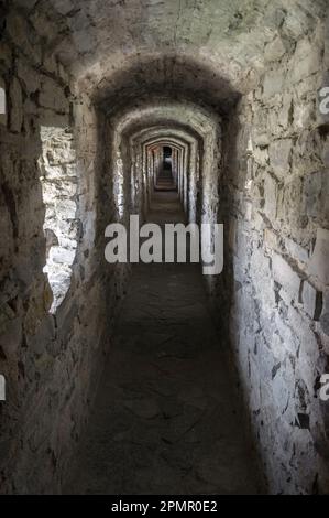 Tunnels en pierre. Étroit couloir de balcon avec murs de briques dans le château Banque D'Images