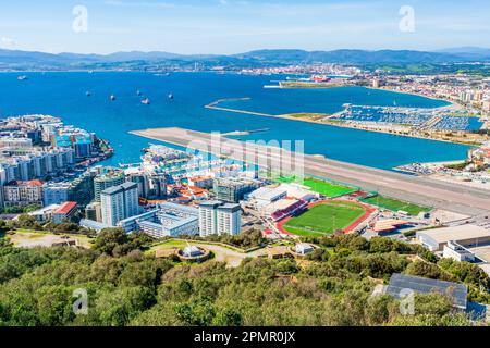 Vue sur la piste de l'aéroport de Gibraltar et la ville espagnole la Linea de conception de l'autre côté de la baie de Gibraltar. ROYAUME-UNI Banque D'Images