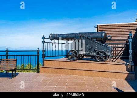 GIBRALTAR, Royaume-Uni - 10 MARS 2023 : ancienne batterie de canon historique sur le rocher supérieur. La batterie de la reine Charlotte est une batterie d'artillerie de 1727 à Gibraltar Banque D'Images