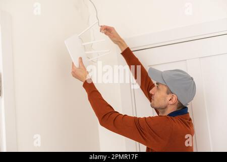 jeune homme en raison de la faible réception internet Banque D'Images