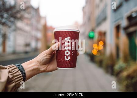 Gdansk, Pologne - 11 novembre 2022 : gros plan main tenant la marque Costa Coffee Cup. Banque D'Images