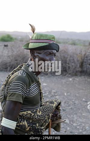 KENYA, Turkana, village Nariokotome, Turkana homme dans son hameau, la région souffre de manque de pluie depuis plusieurs années / KENIA, Turkana, Dorf Nariokotome, Turkana Viehhirten, Turkana Krieger, Die Region leidet seit Jahren unter Düre Banque D'Images