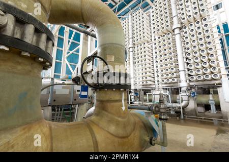 L'équipement d'osmose inverse dans une usine de dessalement. Banque D'Images