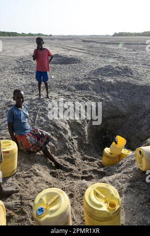 KENYA, Turkana, sécheresse, lit de rivière sec, les gens de chercher l'eau des trous creusés / KENIA, Turkana, Düre, trockenes Flußbett, Wasserloch, Schöpfen Wasser aus gegrabenen Löchern im Fluß Banque D'Images