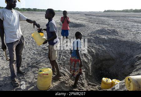 KENYA, Turkana, sécheresse, lit de rivière sec, les gens de chercher l'eau des trous creusés / KENIA, Turkana, Düre, trockenes Flußbett, Wasserloch, Schöpfen Wasser aus gegrabenen Löchern im Fluß Banque D'Images