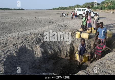 KENYA, Turkana, sécheresse, lit de rivière sec, les gens de chercher l'eau des trous creusés / KENIA, Turkana, Düre, trockenes Flußbett, Wasserloch, Schöpfen Wasser aus gegrabenen Löchern im Fluß Banque D'Images