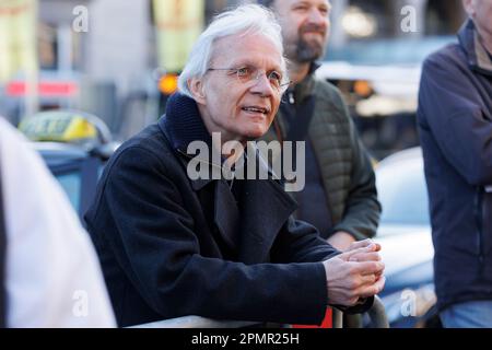 Stuttgart, Allemagne. 14th avril 2023. Martin Poguntke, porte-parole de l'action Alliance contre Stuttgart 21, est membre de l'audience. Une alliance d'associations environnementales, de syndicats et de partis politiques s'oppose à la fermeture prévue par le chemin de fer du S-Bahn en face de la gare centrale de Stuttgart. Crédit : Julian Rettig/dpa/Alay Live News Banque D'Images