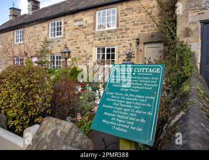 Les cottages de la peste dans le village du Derbyshire Peak District d'Eyam, en Angleterre Banque D'Images