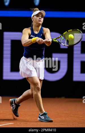 Stuttgart, Allemagne. 14th avril 2023. Tennis, femmes: Billie Jean King Cup - cycle de qualification, Allemagne - Brésil, Porsche Arena. Laura Pigossi du Brésil en action. Crédit : Tom Weller/dpa/Alay Live News Banque D'Images