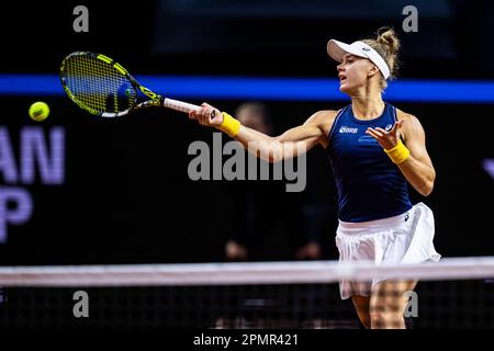 Stuttgart, Allemagne. 14th avril 2023. Tennis, femmes: Billie Jean King Cup - cycle de qualification, Allemagne - Brésil, Porsche Arena. Laura Pigossi du Brésil en action. Crédit : Tom Weller/dpa/Alay Live News Banque D'Images