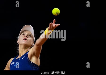 Stuttgart, Allemagne. 14th avril 2023. Tennis, femmes: Billie Jean King Cup - cycle de qualification, Allemagne - Brésil, Porsche Arena. Laura Pigossi du Brésil en action. Crédit : Tom Weller/dpa/Alay Live News Banque D'Images