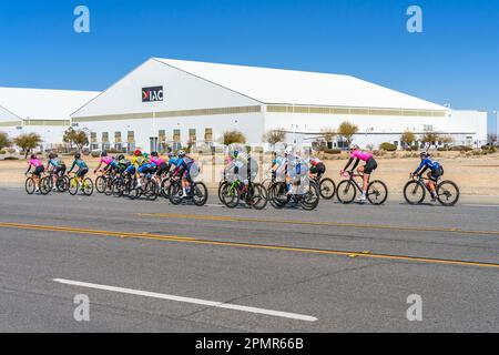 Victorville, CA, Etats-Unis – 25 mars 2023 : un grand groupe de femmes dans une course de cyclisme sur route à l'événement de cyclisme Majestic au Southern California Logistics Banque D'Images