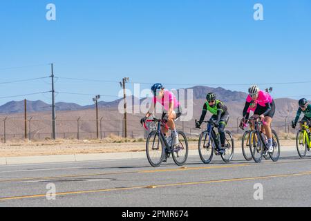 Victorville, CA, États-Unis – 25 mars 2023 : groupe de femmes en course de vélo sur route à l'événement de cyclisme Majestic à l'aéroport logistique de Californie du Sud Banque D'Images