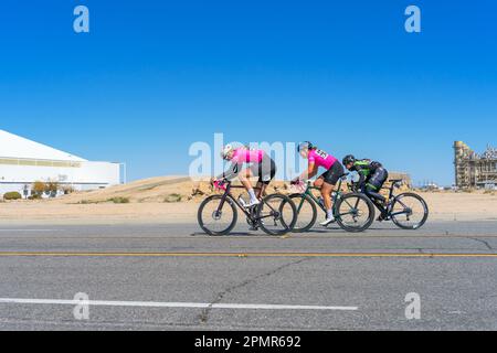 Victorville, CA, États-Unis – 25 mars 2023 : groupe de trois femmes en course de vélo sur route à l'événement de cyclisme Majestic à la logistique de la Californie du Sud Banque D'Images