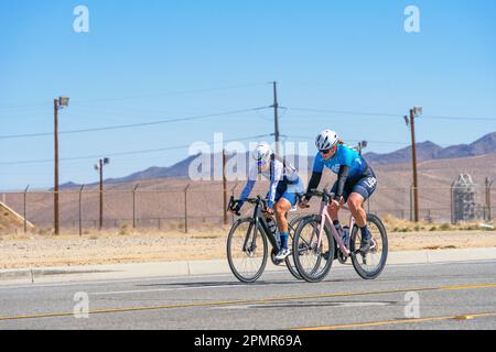 Victorville, CA, États-Unis – 25 mars 2023 : groupe de deux femmes en course de vélo sur route à l'événement de cyclisme Majestic à l'ai logistique de la Californie du Sud Banque D'Images