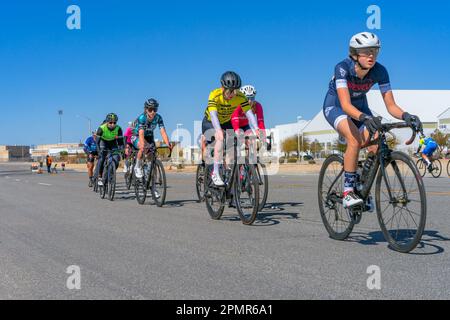 Victorville, CA, États-Unis – 25 mars 2023 : groupe de femmes en course de vélo sur route à l'événement de cyclisme Majestic à l'aéroport logistique de Californie du Sud Banque D'Images