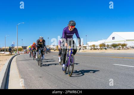 Victorville, CA, États-Unis – 25 mars 2023 : course cycliste masculine sur route à l'occasion de l'événement cycliste Majestic Cycling à l'aéroport logistique de Californie du Sud à Victorville, Banque D'Images