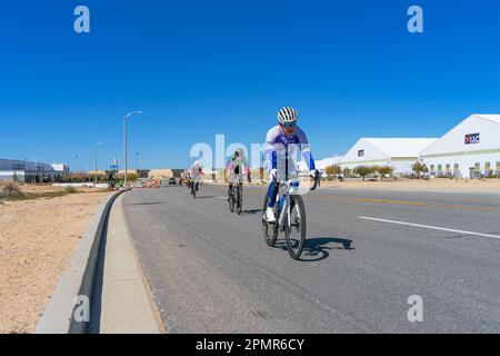 Victorville, CA, Etats-Unis – 25 mars 2023 : course cycliste senior pour hommes dans le Majestic Cycling Event qui a eu lieu à Victorville, Californie. Banque D'Images