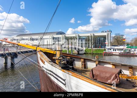 Musik und Kongresshalle (lieu d'événements) de l'autre côté de la rivière Trave, Lübeck, Schleswig-Holstein, République fédérale d'Allemagne Banque D'Images