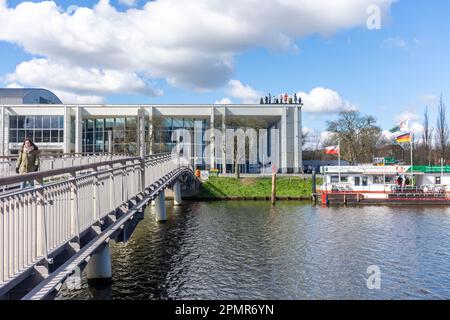 Holstenhafenbrücke traversant la rivière Trave vers Musik und Kongresshalle (lieu des événements) , Lübeck, Schleswig-Holstein, République fédérale d'Allemagne Banque D'Images