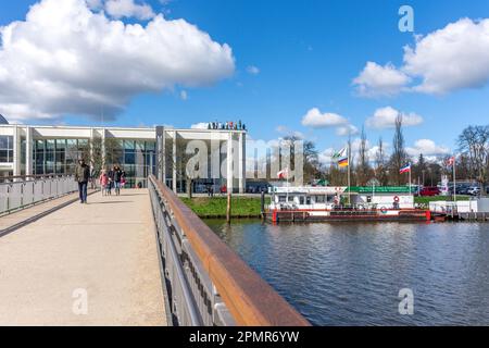 Holstenhafenbrücke traversant la rivière Trave vers Musik und Kongresshalle (lieu des événements) , Lübeck, Schleswig-Holstein, République fédérale d'Allemagne Banque D'Images