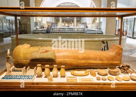 Une exposition de sarcophage de cercueil au Musée des Antiquités égyptiennes au Caire, Egypte Banque D'Images