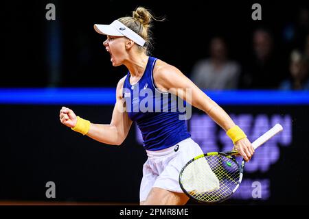 Stuttgart, Allemagne. 14th avril 2023. Tennis, femmes: Billie Jean King Cup - cycle de qualification, Allemagne - Brésil, Porsche Arena. Laura Pigossi du Brésil réagit pendant le match. Crédit : Tom Weller/dpa/Alay Live News Banque D'Images