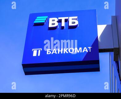 Samara, Russie - 12 avril 2023: Panneau avec logo de la banque russe VTB contre le ciel bleu. La banque VTB est l'une des plus grandes banques russes. Texte Banque D'Images