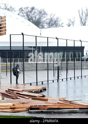 KIEV, UKRAINE - 14 AVRIL 2023 - Un pêcheur est photographié dans le parc des Muromets, à Kiev, capitale de l'Ukraine. Banque D'Images
