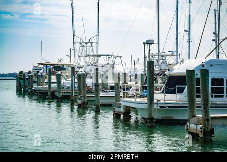 ROCKPORT, TX - 14 FÉVRIER 2023 : plusieurs bateaux commerciaux et de plaisance amarrés dans le port de plaisance de Rockport, Texas. Banque D'Images