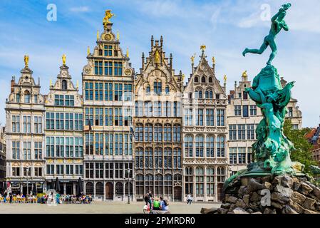 Guild maisons dans la Grote Markt avec la fontaine Brabo. Guild Houses à Grote Markt, est une rangée de maisons de guildes initialement construites autour de 1580. Pendant le Banque D'Images