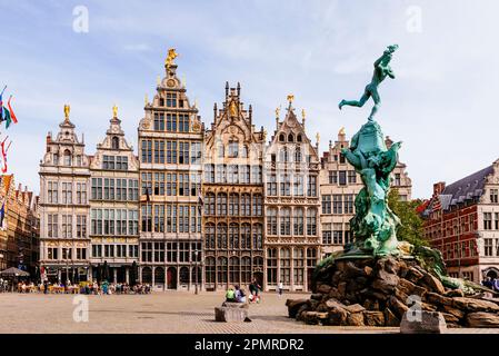 Guild maisons dans la Grote Markt avec la fontaine Brabo. Guild Houses à Grote Markt, est une rangée de maisons de guildes initialement construites autour de 1580. Pendant le Banque D'Images