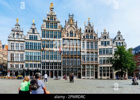 Couple assis et regardant. Guild Houses à Grote Markt, est une rangée de maisons de guildes initialement construites autour de 1580. Au Moyen Age, chaque commerce de m Banque D'Images