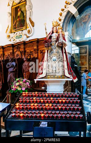 Bougies votives devant une sculpture de la Vierge. St. L'église Charles Borromeo est une église du centre d'Anvers, située sur la zone de conscience Hendrik Banque D'Images