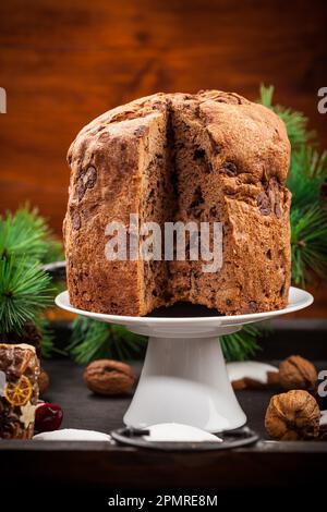 Gâteau de Noël au chocolat - gâteau de Noël traditionnel italien Banque D'Images