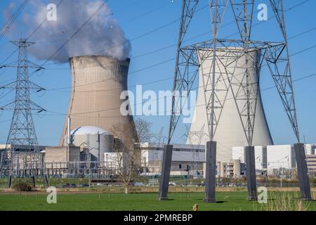 La centrale nucléaire de Doel, située sur la rivière Escaut, l'une des deux centrales nucléaires de Belgique, se compose de trois unités opérationnelles, chacune avec un pressur Banque D'Images