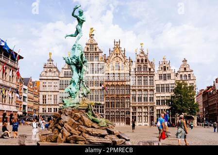 Guild maisons dans la Grote Markt avec la fontaine Brabo. Guild Houses à Grote Markt, est une rangée de maisons de guildes initialement construites autour de 1580. Pendant le Banque D'Images