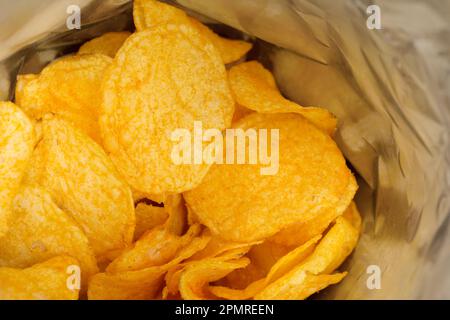 Regardez dans un sac de chips ouvert. Regardez dans un sac de chips Banque D'Images