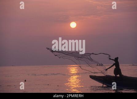 Pêche contre Sun Rise, baie du Bengale, plage de Ramakrishna Mission à Visakhapatnam ou Vizag, Andhra Pradesh, Inde, Asie Banque D'Images