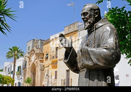 Padre Pio, prêtre catholique, saint, porte de la ville, vieille ville, Oria, province de Brindisi, Puglia, Italie Banque D'Images