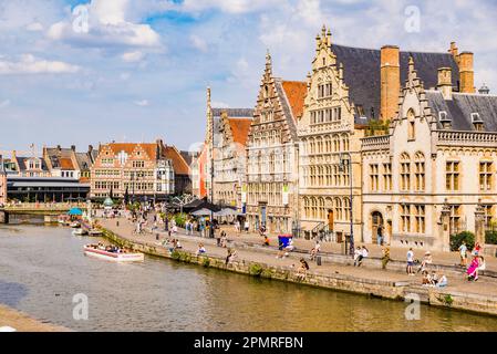 Graslei est un quai dans le centre historique de Gand, en Belgique, situé sur la rive droite de la rivière Leie. Gand, Flandre orientale, région flamande, BE Banque D'Images