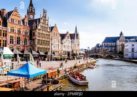 Graslei (L) est un quai dans le centre historique de Gand, en Belgique, situé sur la rive droite de la rivière Leie. Gand, Flandre orientale, région flamande Banque D'Images