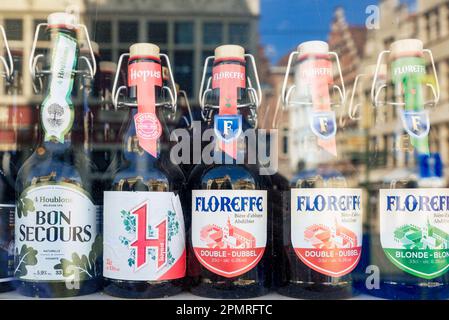 Bouteilles de bière dans la fenêtre du magasin. Gand, Flandre orientale, région flamande, Belgique, Europe Banque D'Images