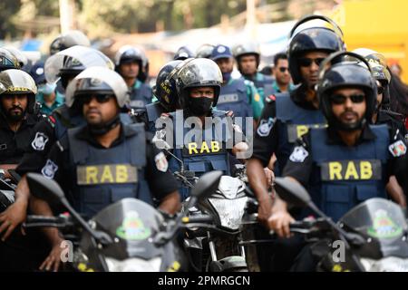 Des membres du 'Bataillon d'action rapide' (RAB) de la Force spéciale de sécurité sont déployés lors de la célébration du premier jour du nouvel an bengali à Dhaka. Cette célébration est connue localement sous le nom de 'Pohela/ Poila Boishakh' où 'Pohela/ Poila' signifie 'First' et 'Boishakh' désigne le nom du premier mois du calendrier bengali. Cette célébration comprend des processions colorées, des concerts, des foires traditionnelles, etc La procession colorée habituellement organisée par les étudiants de la Faculté d'Art de l'Université de Dhaka est localement connue sous le nom de 'Mangol Shuvajatra' qui est marqué comme un patrimoine mondial par l'ONU Banque D'Images